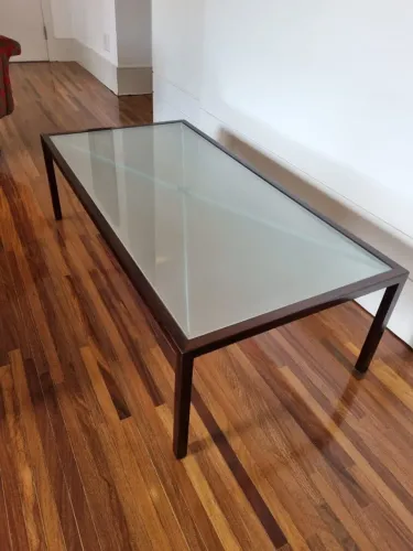 Mesa de centro em estrutura metálica e vidro temperado