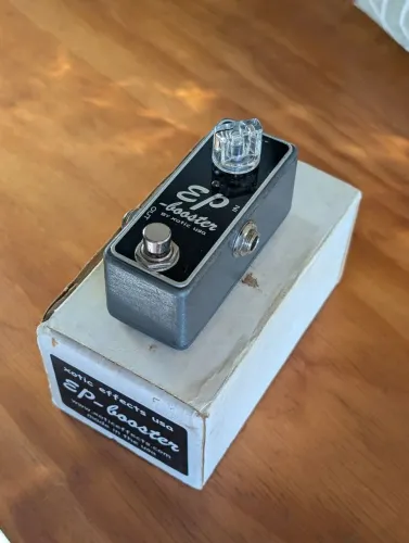 Pedal Xotic EP Booster na caixa