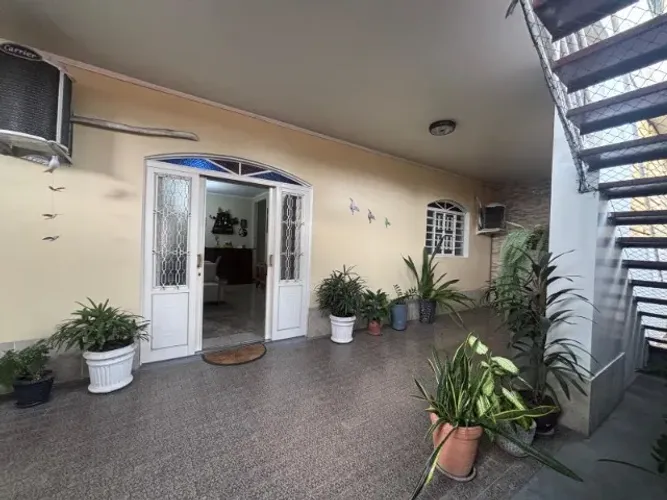Casa Ampla com 3 Quartos (1 Suíte) - Japiim - Próx. Av. Tefé