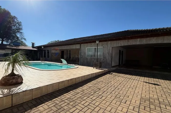 "Terreno Amplo com 2 Casas e Piscina"