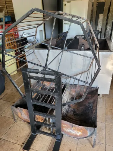 Churrasqueira no rolete com 2 espetos grandes mais a roda gigante 