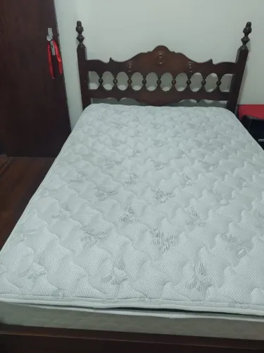 Cama de casal em bom estado.