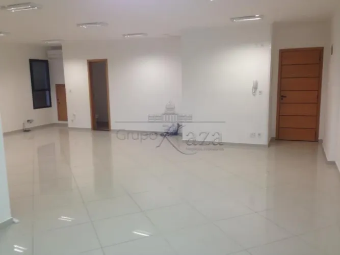 Sala Comercial - Centro - Edifício Espaço Empresarial Sky I - 83m² - Aceita Permuta.