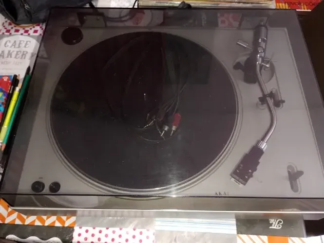 Toca disco Akai funcionando perfeitamente com agulha semi nova tampa e gabinete 100 cento