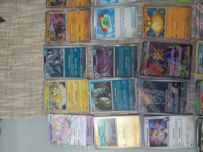 Cards Pokémon valiosos, raros e lacrados.
