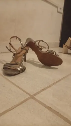 Sandália feminina de salto fino com tiras