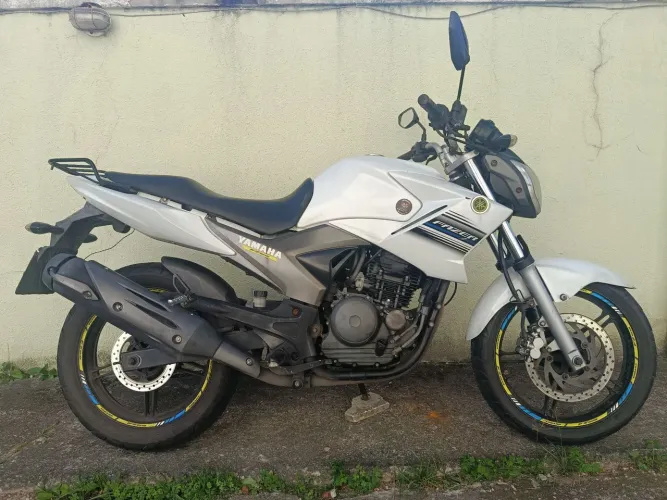 Fazer 250 conservada.
