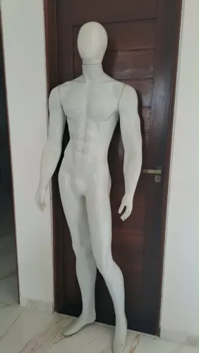 Manequim masculino disponível (Homem)