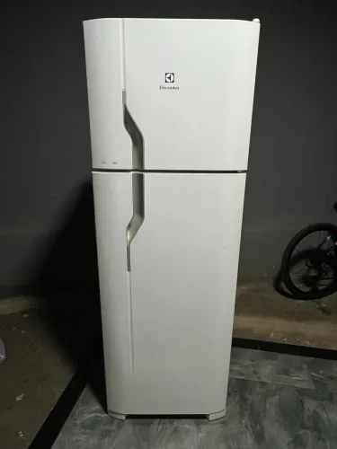 Geladeira Eletrolux 362L Degelo Seco