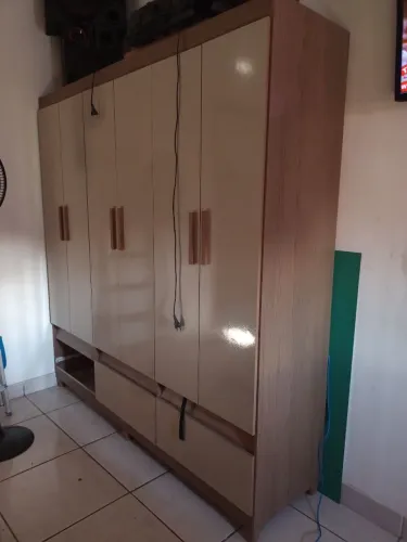 Vendo guarda roupas 6 portas e 3 gavetas. Estar perfeito não faço entrega. Só faço a desmo