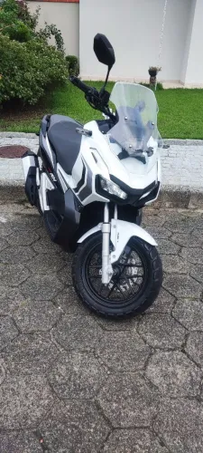 Honda ADV 150 com baixa km