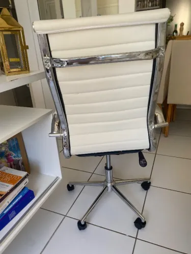 Vendo linda cadeira de escritório novíssima sem marca de uso