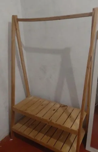 Arara de roupas de madeira