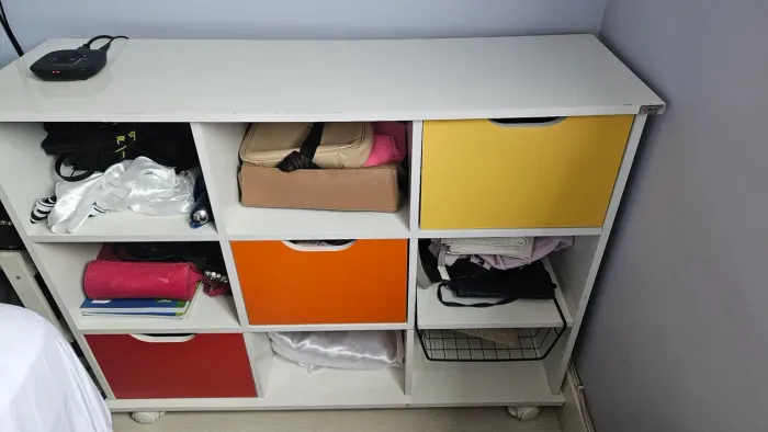 Armário com gavetas coloridas