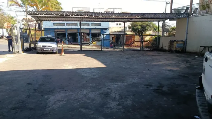 **ALUGA-SE LOTE COMERCIAL COM GALPÃO, ESCRITÓRIOS E ALMOXARIFADO EXCELENTE LOCALIZAÇÃO**