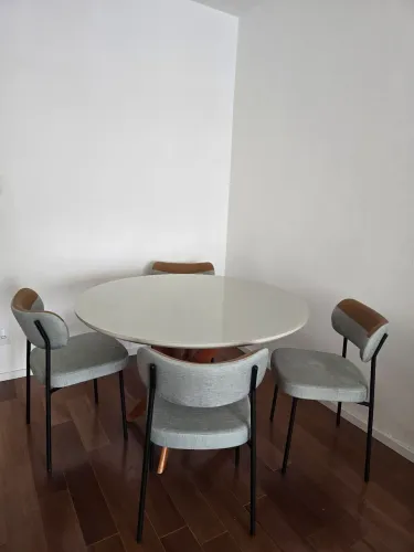 Mesa de Jantar Rendonda em Madeira e Vidro 120cm