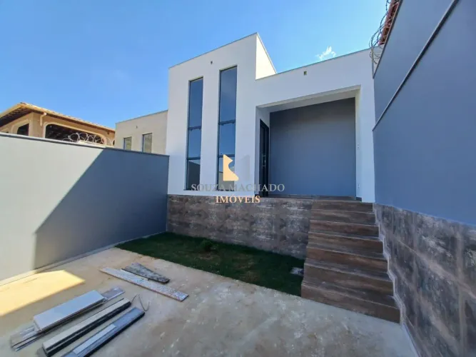 Casa de 3 quartos, suíte e 4 vagas no Canaã.