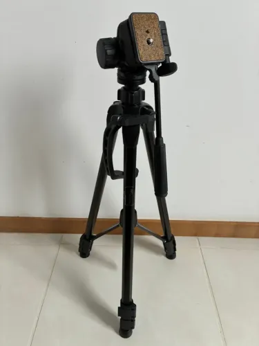 Dois tripés por R$ 90: Wt-3716 Weifeng + minitripé de mesa