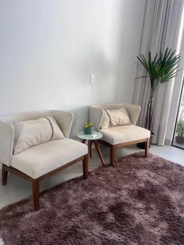 Par de Poltronas em Madeira Maciça