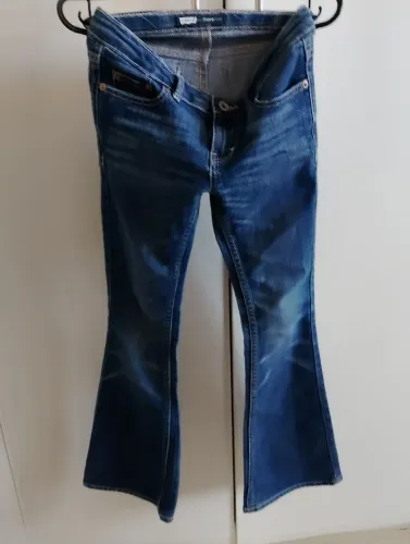 Calça levis infantil tamanho 6/8 anos