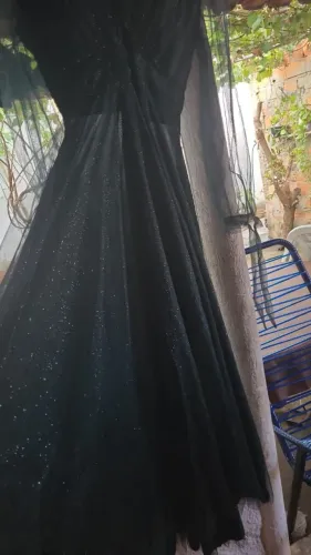 tem uma amiga está vendendo um vestido de festa