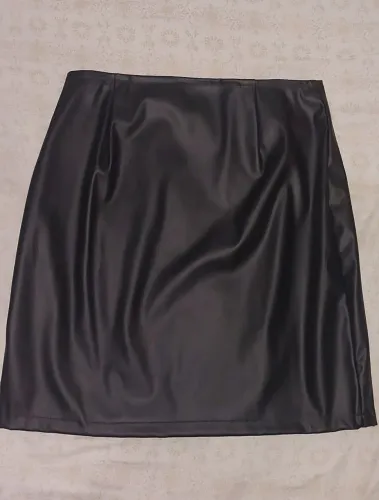 Saia Curta em Couro Fake / Suede Preto - Estilosa e Moderna