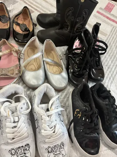 lote de sapatos infantis de menina