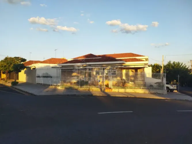 Jardim dos Seixas - Sobrado de esquina com 03 dormitórios sendo 01 tipo apartamento
