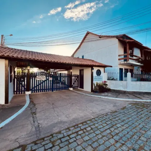 Cabo Frio- Casa três quartos em Condominio Riviera