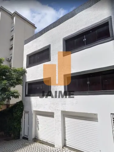 Prédio comercial e residencial, com 2 entradas independentes em localização excelente