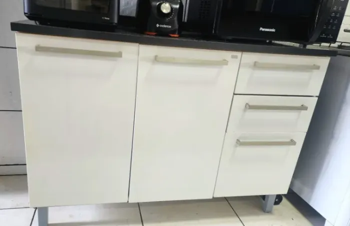 BALCÃO DE ALUMÍNIO COM 3 PORTAS E 2 GAVETAS