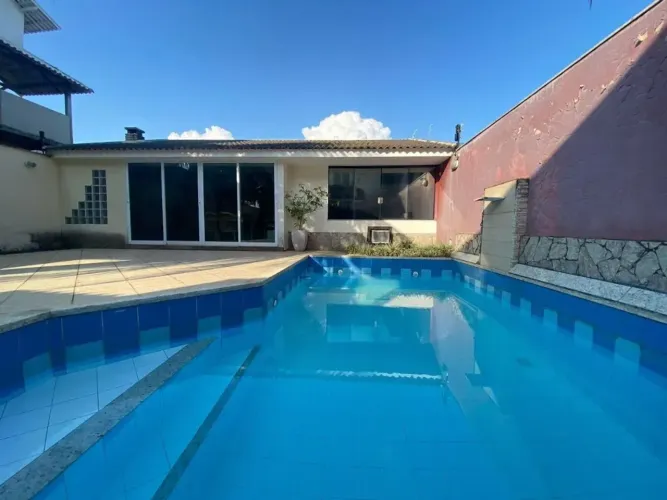 BS IMOBILIÁRIA VENDECamboinhas a 3 minutos da praia. Ampla residência em terreno de 350m2.