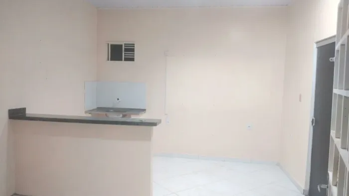 Alugo casa no bairro Centenário. Perto da Avenida Centenário.  95  * 