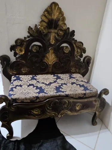 Banco de cabeceira de cama antiga