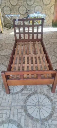 Linda cama de solteiro de madeira maciça