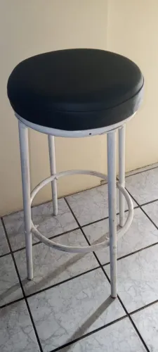 1 (uma) Banqueta assento preto