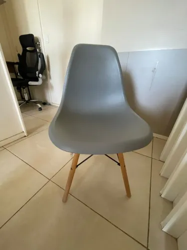 Cadeira Charles Eames Eiffel Cinza - Pés de Madeira (Excelente Estado)