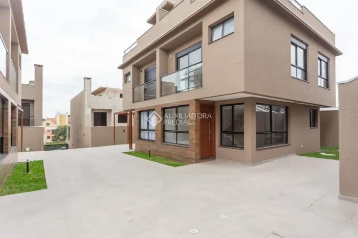 EXCELENTE SOBRADO COM 3 SUÍTES NO TINGUI COM 268M2 !!!