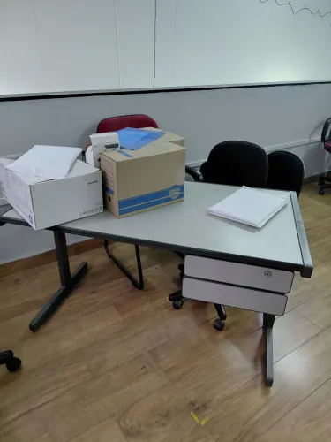 Mesa de escritorio com gaveta