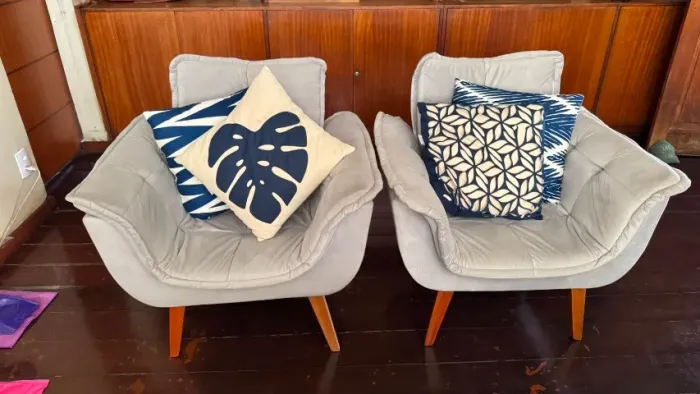 Par de Poltronas Opala em Suede Cinza / Areia (Pés Palito)