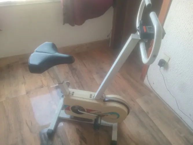 Uma bicicleta de exercícios em ótimo estado