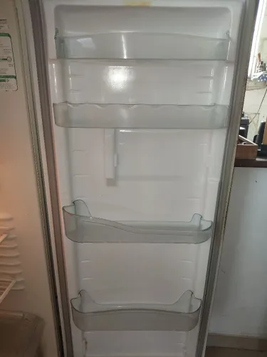 Vende-se uma geladeira Frost Free