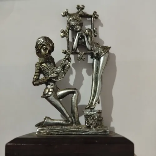 Escultura antiga de ferro representação galante
