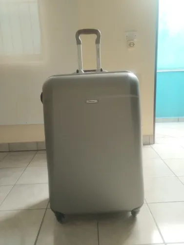 Mala pra viagem grande, com ótimo compartilhamento, super espaçosa e com rodinhas