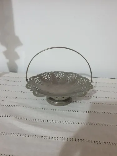 Cesta em inox com 70 anos