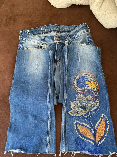 Calça jeans flare com bordados
