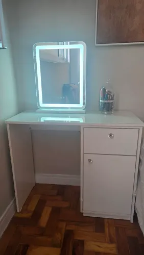 PENTEADEIRA COM ESPELHO, CADEIRA E CRIADO MUDO