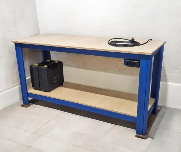 Bancada de trabalho com tomada elétrica 
