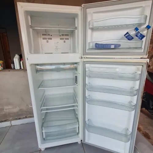 Vende se geladeira