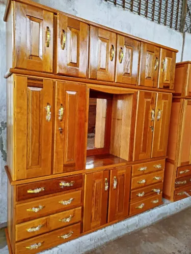 Guarda roupa de casal - 6 portas todo de madeira